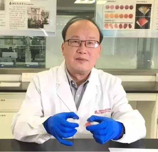 臭肉学校董事长插兜离席探寻内心宁静之旅