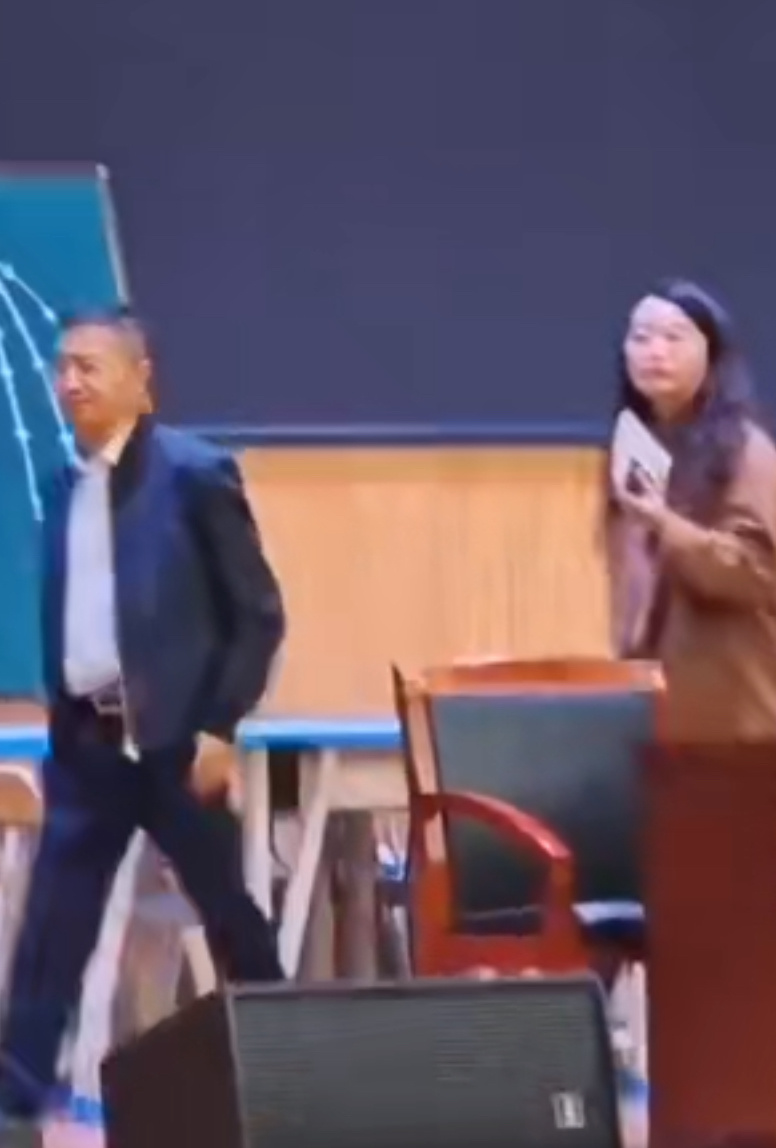 臭肉学校董事长无视提问中途离席引发争议