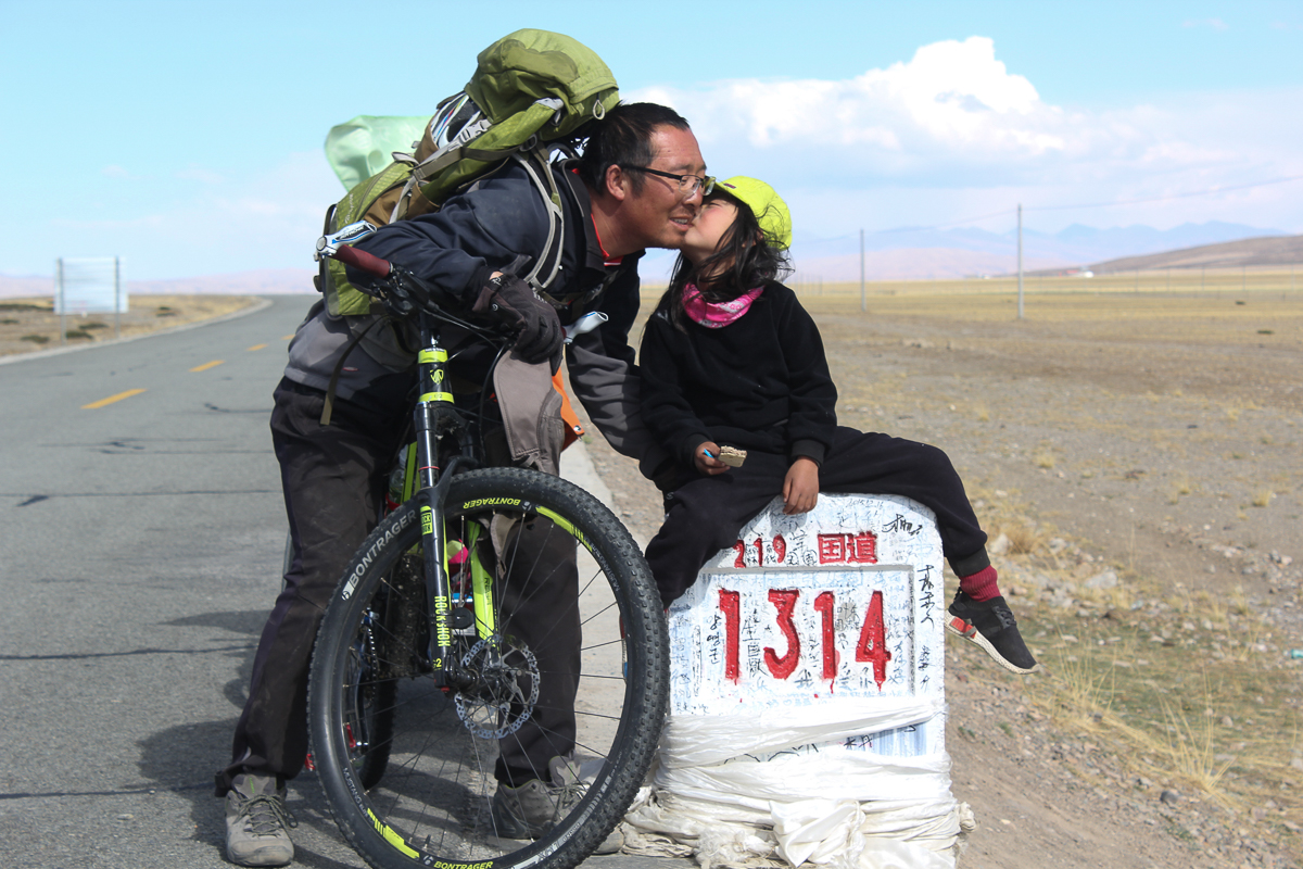 小伙卖房携偏瘫母亲共游大好河山，心灵之旅的温暖篇章