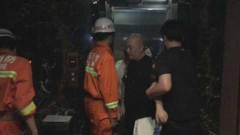 逆境中的力量与变化之美，男子被困电梯一夜后的生死考验