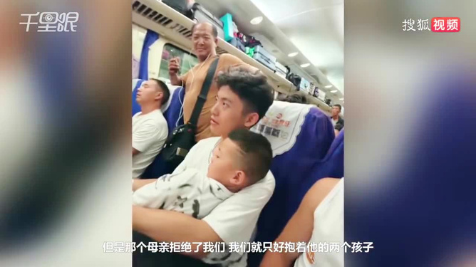 友情、爱与陪伴，两准大学生整夜陪伴火车站票妈妈抱娃的温馨故事