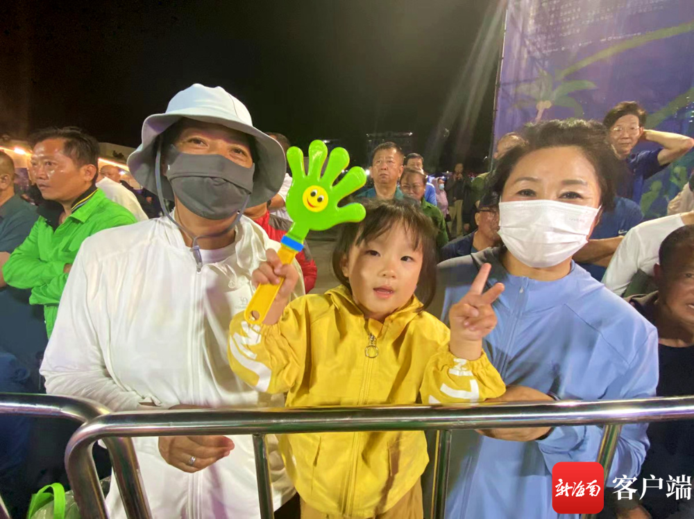 萌娃策马奔腾，棒棒糖下的自然美景探索之旅