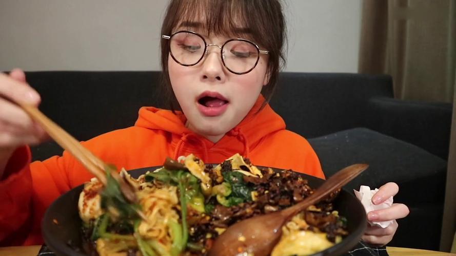 阿尤吃播最新，美食盛宴狂欢，味蕾盛宴不容错过！