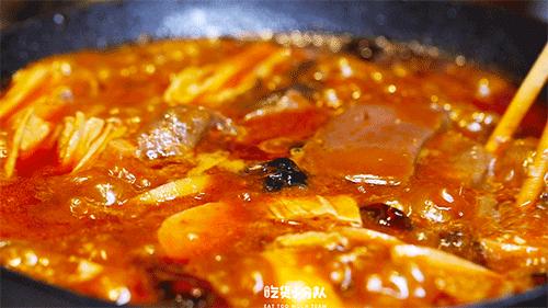 牛比鸡贵背后的友情与陪伴，一场温馨故事