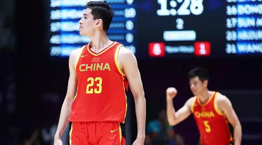 中国男篮红队最新动态，球场热血与日常生活温馨时刻