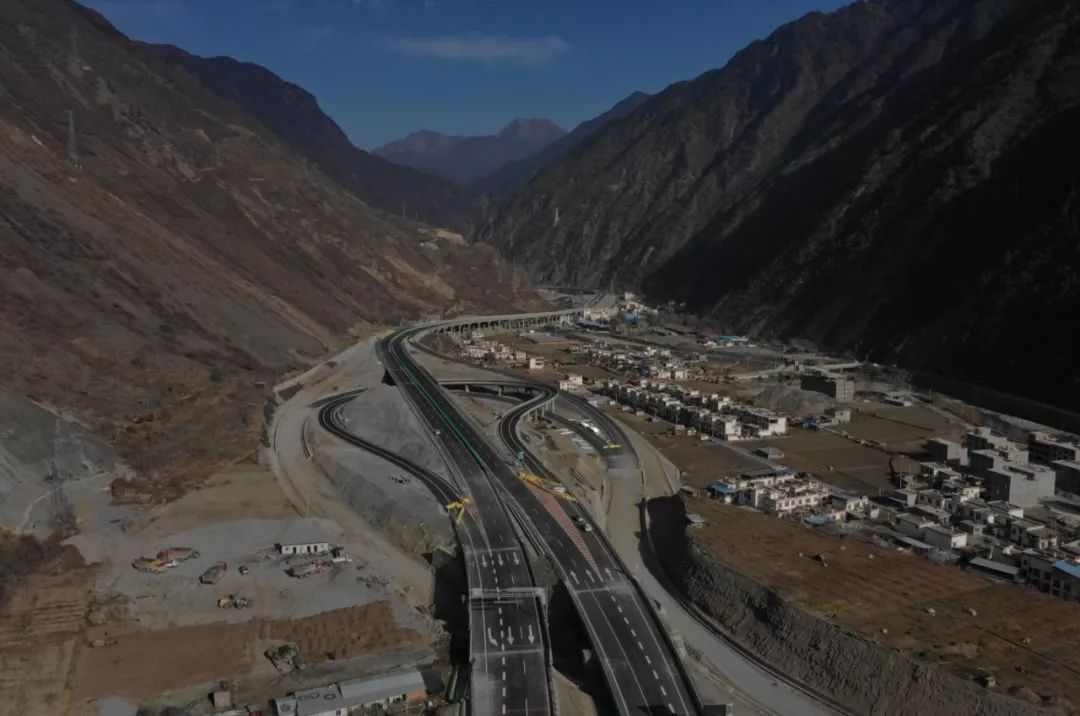 汶马高速公路最新动态，一路向前，谱写成就与自信的交响曲